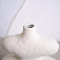 فازة سيراميك بتصميم مموج باللون الابيض مقاس 22 سم