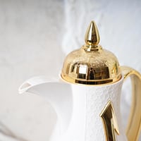 طقم ترامس لحفظ الشاي و القهوة بتصميم مميز لون ابيض...