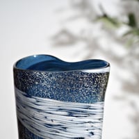 تحفة ديكور زجاجية بتصميم متدرج مع لمعة ذهبية