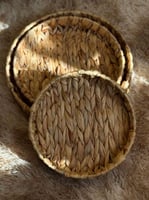 طقم صواني من الخوص الطبيعي بمقاسات مختلفة