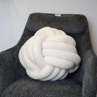 خدادية بتصميم عقدة لون ابيض مقاس 35 سم