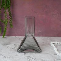 فازة زجاج مصممة بشكل ديكورى مضلع باللون رمادي مقاس...