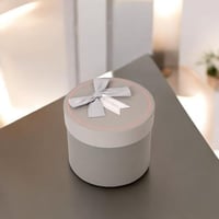 علبة هدايا بتصميم فيونكة باللون الرمادي الفاتح مقا...