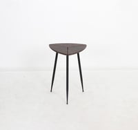 طاوله خدمه بتصميم مميز وعصرى 39x55 سم لون بنى غامق