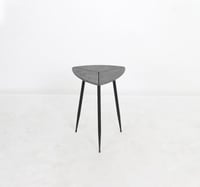 طاوله خدمه بتصميم مميز وعصرى 39x55 سم لون رمادى