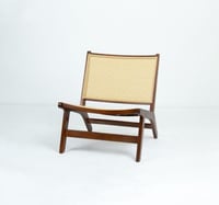 كرسي حديقة أنيق ومريح بتصميم مميز لون بنى