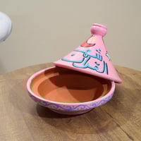 صحن تقديم بغطاء بتصميم مميز بعبارة (شهر القران) لو...