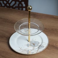 ستاند تقديم للحلويات بقاعدة مزخرفة من طبقتين