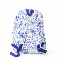 شنطة ظهر مدرسية بيضاء بطبعات زرقاء للبنات بتصميم ع...