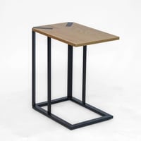 طقم طاولات مصنوع من المعدن والخشب بتصميم مميز بالل...