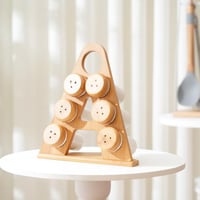 طقم علب البهارات بغطاء مع ستاند خشب لون أبيض و بيج...