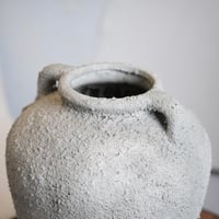 فازة سيراميك بتصميم مميز لون رمادي مقاس 28 سم