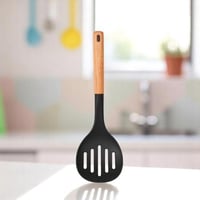 ملعقة تقديم ذات شقوق بمقبض خشب لون اسود وبني