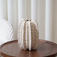 فازة ريزن بتصميم مميز باللون البيج مقاس 20x10 سم