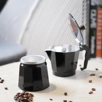 ماكينة تحضير الاسبريسو باللون الاسود