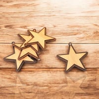 مجسم ديكوري خشب مصمم شكل نجمة 5 حبة
