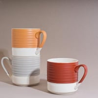 كوب سيراميك بتصميم دائري أنيق مع خطوط بارزة تضيف ل...