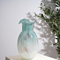 فازة ديكور زجاجية بتصميم فني راقٍ