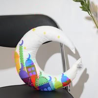 خدادية شكل هلال بتصميم منارات ملونة