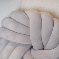 خدادية بتصميم عقدة لون رمادي مقاس 35x35x10 سم