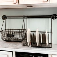 حامل جداري لأواني المطبخ وسلة معدنية - لون أسود