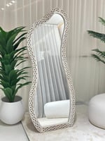 مرايا ستاند خشب بتصميم فريد باللون الابيض مقاس 160...