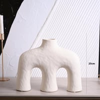 فازة سيراميك بتصميم عصري باللون الابيض مقاس 25 سم