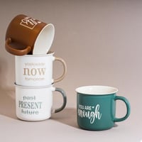 مجموعة أكواب سيراميك عصرية بألوان مختلفة