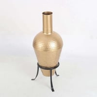 فازة معدن بقاعدة حديد بتصميم فريد باللون الذهبي مق...