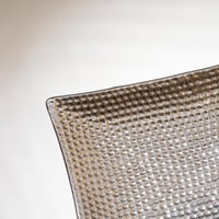 صحن تقديم بتصميم نقش بارز لون فضي – 23*15 سم