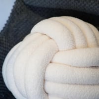 خدادية بتصميم عقدة لون ابيض مقاس 35 سم