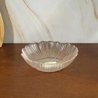 صحن تقديم الحلوي زجاج بتصميم مموج لون شفاف مقاس 15...