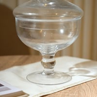 علبة تقديم الحلوي زجاج بغطاء بتصميم مميز باللون ال...