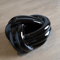 علبة مناديل بتصميم مميز باللون الاسود مقاس 17 سم