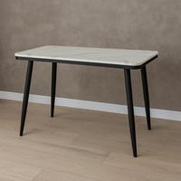 طاولة طعام بسطح رخامي أبيض وقواعد باللون الاسود مق...