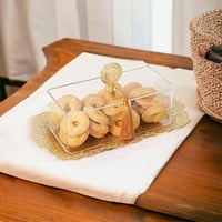 صحن اكريلك ذهبي بغطاء شفاف مزين بعبارة رمضان كريم...