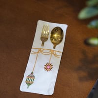 حامل أدوات مائدة أبيض بتصميم مطرز – 12*37 سم