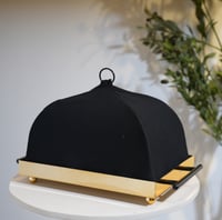 صينية تقديم بقاعدة معدنية فاخرة مع غطاء قماشي بتصم...