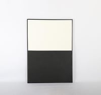 لوحة جدارية فنية بتصميم عصري يضفي لمسة فخامة على م...