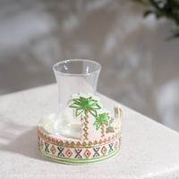 كاسة شاي زجاجية مع قاعدة تراثية بنقوش السدو والنخي...