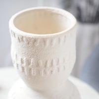 فازة سيراميك بتصميم عصري باللون الابيض مقاس 33 سم