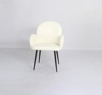 كرسي أنيق ومريح بتصميم مميز لون ابيض