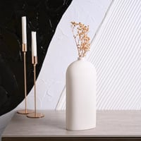 فازة سيراميك بتصميم مميز باللون الابيض مقاس 25 سم