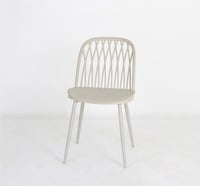 كرسي بتصميم عصري أنيق ومتين لون أبيض