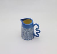 فازة بورسلين بتصميم مميز باللون الازرق والابيض