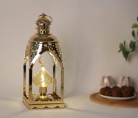 فانوس معدن مزخرف بنجوم باللون الذهبي بداخله قبة مض...