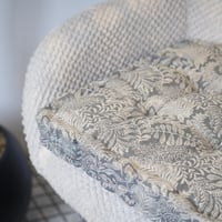 خدادية بتصميم زهور لون رمادي مقاس 40x40 سم