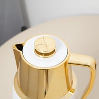 ترمس الشاي والقهوة بتصميم عصري باللون الابيض والذه...