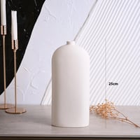 فازة سيراميك بتصميم مميز باللون الابيض مقاس 25 سم