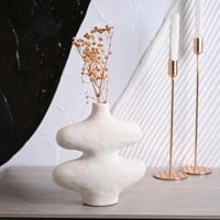 فازة سيراميك بتصميم مموج باللون الابيض مقاس 25 سم